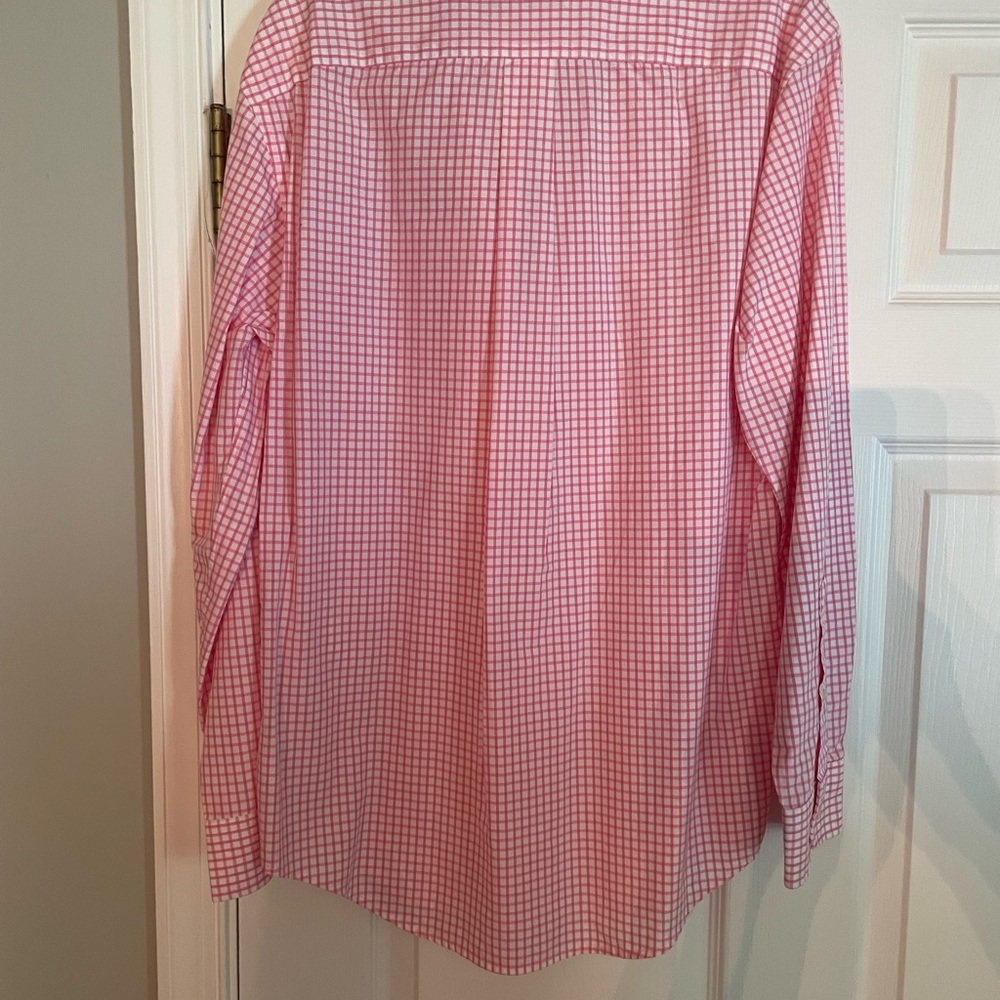 Vineyard Vines Long sleeve men’s button down dress shirt.